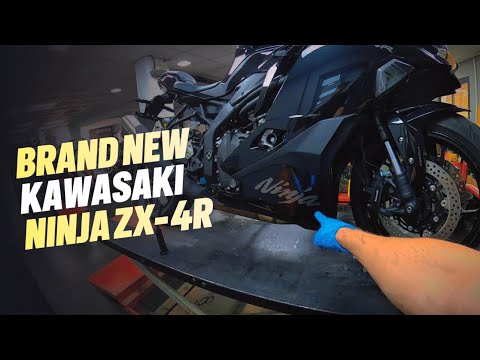 Kawasaki ZX-4R oil change, chain maintenance, engine slaiders installation.