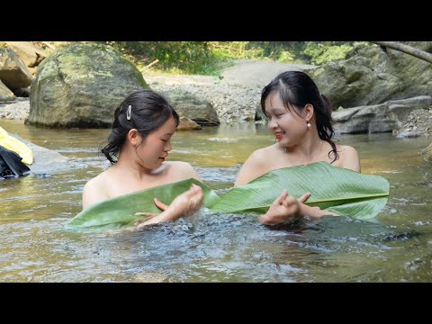 Relaxing picnic trip of 2 Vietnamese girls and making money from dong leaves in the forest