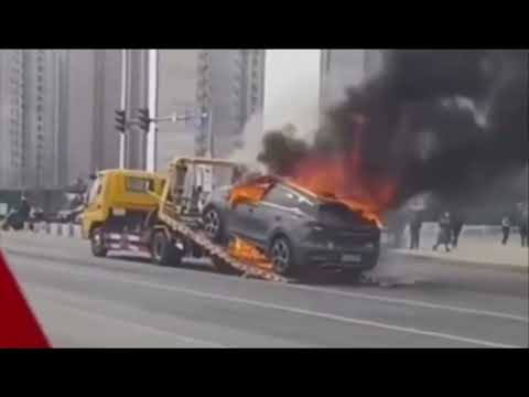 国产电动车自燃，场面触目惊心   electric car spontaneous combustion