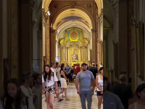 Muchos turistas brasileños visitan la catedral de Buenos Aires #shorts #buenosaires #catedral