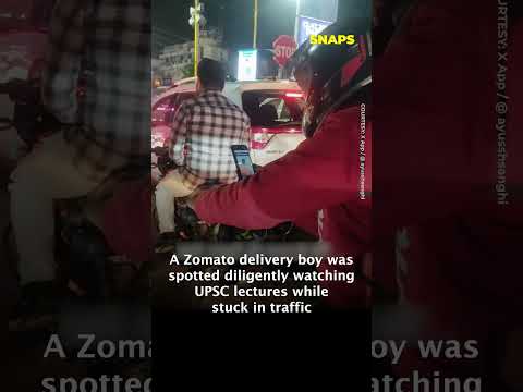 Stuck in Traffic Zomato Delivery Man Makes the Most of Every Minute 2