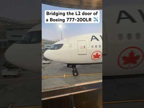 Bridging the L2 door of a Boeing 777-200LR 🛬🔥 #aviation #boeing