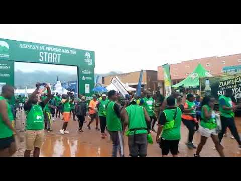 21 kilometer race runners  after being flagged off