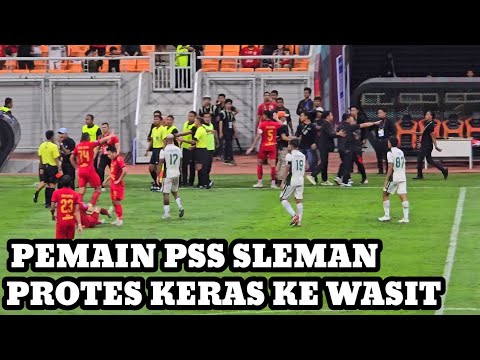 LUPUT DARI MEDIA. PEMAIN PSS SLEMAN PROTES KERAS KE WASIT. PERSIJA VS PSS SLEMAN