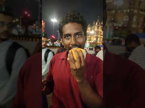 #mumbai #famousfood #vadapav #mumbaistreetfood  #shortvideo 😋