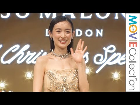 泉里香、胸元あらわなドレス姿で2024年振り返る｜ジョーマローンロンドン“A Christmas Special”ポップアップイベント フォトコール