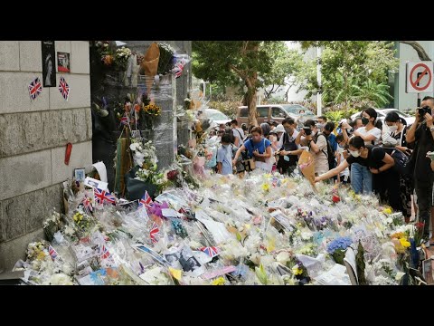 英國女王伊利沙伯二世9月19日舉行國葬，眾多香港巿民到英國駐香港總事館收看轉播，並獻上白花及燭光，以表哀悼。#英女皇 #英女王 #queenelizabeth #queen