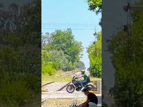 Probando el zoom del iPhone en las vías del Sarmiento a Luján #shorts #trenes #argentina