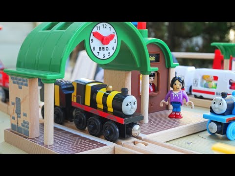 Brio Deluxe Course ☆ Thomas the Tank Engine and James the Bee will run through Brio Town ♪