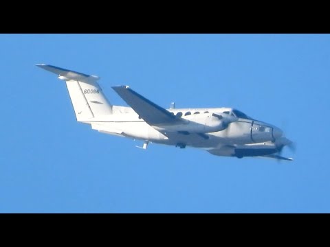 US Army Beech C-12T-2 Huron 86-00086 landing at Moffett Field (PAT0086)