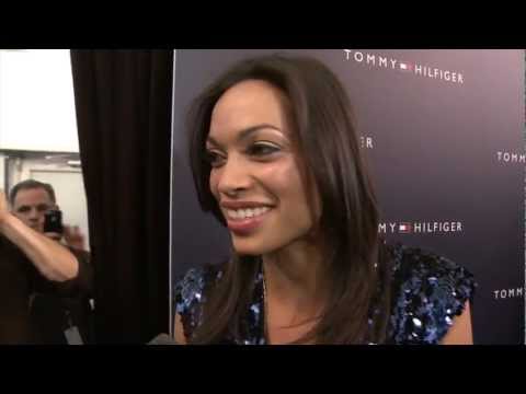 Rosario Dawson wears an amazing Tommy dress