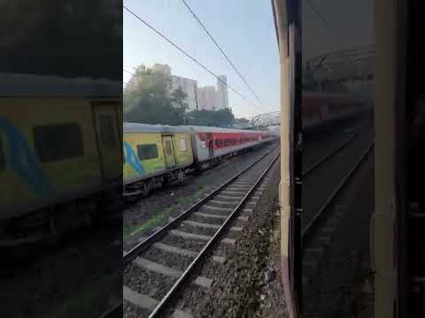 12810 #Howrah #Mumbai #Express racing with local train. #हावडा #मुंबई #मुंबईलोकल