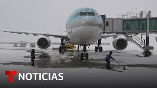 La tormenta invernal deja las carreteras de Texas en pésimas condiciones | Noticias Telemundo