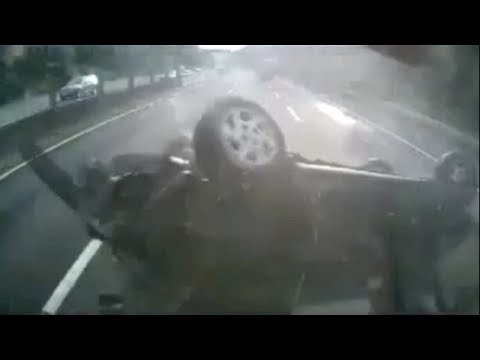 【衝撃映像】　海外自動車事故　衝撃クラッシュシリーズ　決定的瞬間　No 100