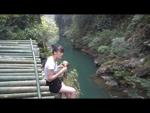 CAMPING GIRL RELAXING ALONE BY THE STREAM - Building Survival Shelter, Bushcraft Hut | Bushwalking