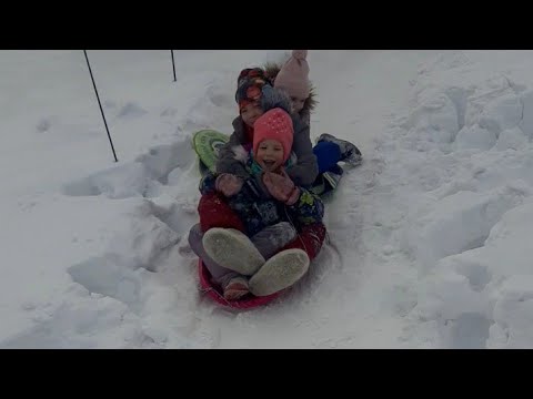 Катаемся с горки зимние забавы в деревне , отдых в деревне