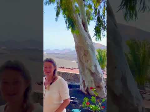 Sings and Dancing everyone, LANZAROTE #travel #fun #singer #top #lanzarote