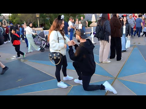 I PROPOSED TO MY GIRLFRIEND AT DISNEYLAND