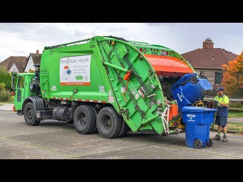 Autocar WXLL - McNeilus Rear Load Garbage Truck