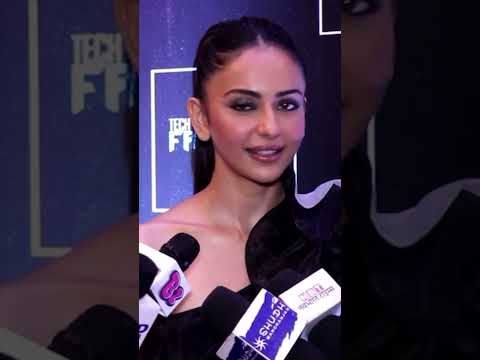 #rakulpreetsingh asks paps to cut a part of this VIRAL video🤭 #viralshort #bollywood #filmyfashion