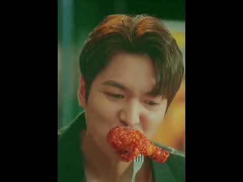 Isn't he the sweetest 🥺 , He looks like he saw👀 the chicken🍗for the first time👽 #leeminho #shorts