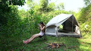 SOLO OVERNIGHT CAMPING IN THE RAIN - RELAXING IN THE SHELTER WITH THE SATISFYING SOUND OF NATURE