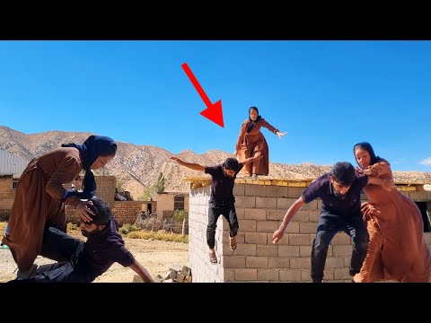 The climax of the conflict: Mahdi falling from the building by a cobra.