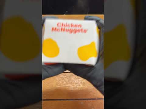 マックのナゲットにソース入れてシャカシャカ振ると...？【food】