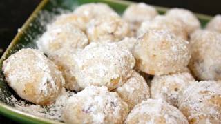 Christmas Snowball Cookies - Holiday and Christmas Cookie Recipes