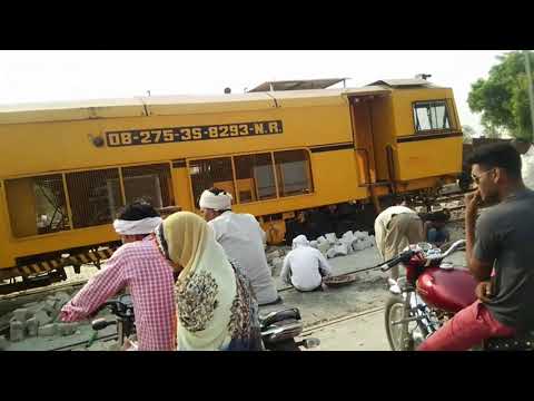 インドのマルタイが日中稼働、開かずの踏切、子供の遊具に (In India, Multiple Tie Tamper somtimes become a playground equipment.)