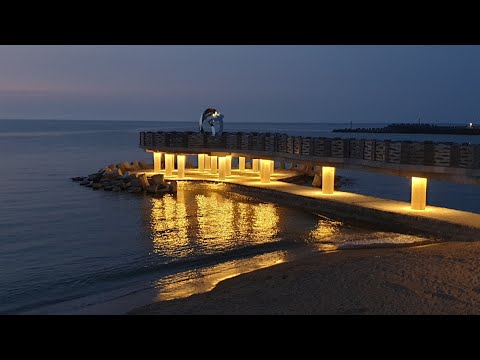 在 三芝淺水灣海上平台旁游泳，漂浮在海上看夕陽落入海中還有平台的燈光，真的很美，三芝海上平台 2021年9月 啟用,