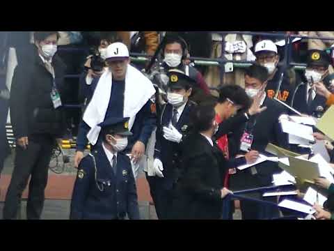 サイン攻めにあう佐々木朗希投手(侍ジャパン/宮崎キャンプ2023/2/19)