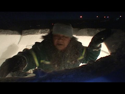 Building an igloo by an Inuk