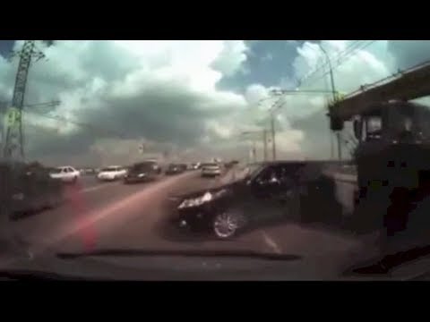 【衝撃映像】　海外自動車事故　衝撃クラッシュシリーズ　決定的瞬間　No 92