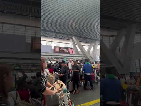 CROWDED PASSENGER IN AIRPORT I DROPPED BAGGAGE #share  #airport  #viral  #like  #happy