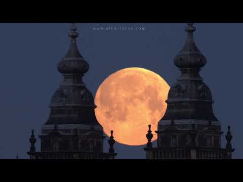 Supermoon in Amsterdam Realtime 4k