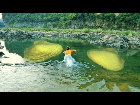 The girl caught mussels covered in golden color, and the sparkling pearls were truly extraordinary