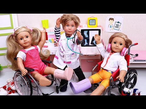 Friends brake legs at skating accident! Play Dolls Doctors story