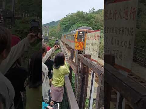 2024/12/24（二）十分瀑布放天燈+夜遊九份.一日遊.台北車站出發★集合地點為雄獅站前門市(鄰近台北車站北二門)，解散地點為台北101，敬請留意。★本行程貴賓不須支付小費給導遊或司機。特色1/