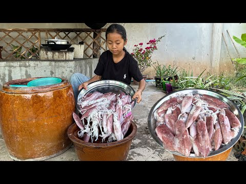 Smart girl Pich cook yummy Squid for her Uncle - 2 recipes with Squid - Cooking with Sreypich