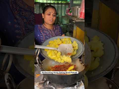 HARDWORKING AUNTY KE BREAD PAKODE KHAYE HAI?🤔 Indian Food #shorts #youtubeshorts #shortsvideo