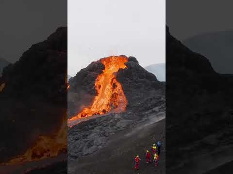 近距离观看火山爆发非常壮观