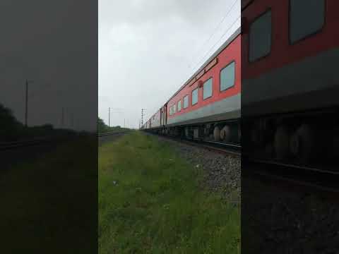 22947-Surat Bhagalpur Express With Brand New LHB Rake At Full Speed. #shorts #lhbtrainsfullspeed