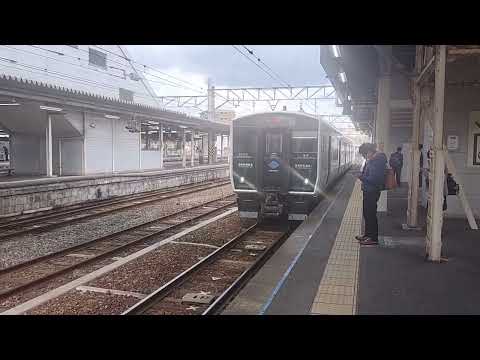 香椎駅に入線する、西戸崎行き普通列車