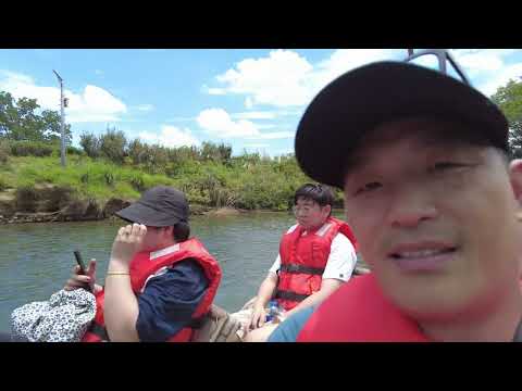 中国福建武夷山竹筏渡溪。Bamboo rafts cross a river in Wuyi Mountain, Fujian Province, China