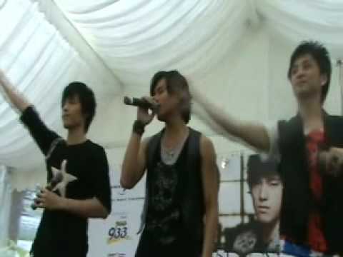 ENERGY Autograph Session at Bugis (3/3)