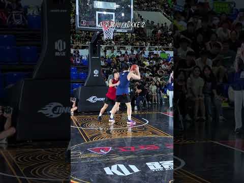 Dueling 21 centimeters apart#basketball ￼