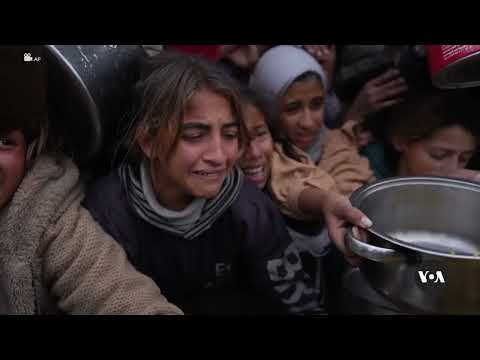 Displaced Palestinians queue for meals in Khan Younis | VOA News