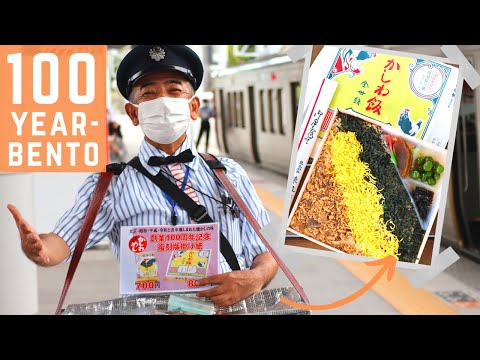 A 100-year ekiben ”kashiwa meshi” selling at platform in railway station | 東筑軒「かしわ飯」折尾駅で立ち売り100周年