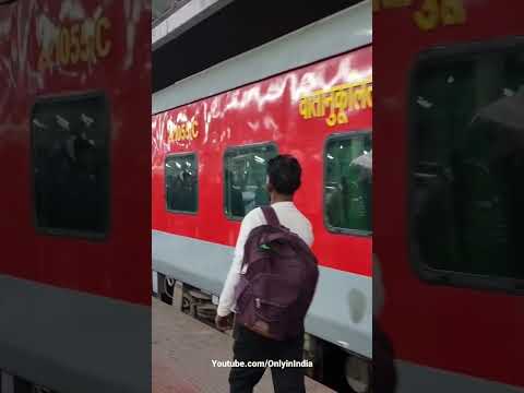 13005/Howrah - Amritsar Mail entering Howrah Junction Railway Station